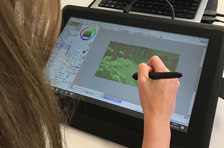 Elever ritar digitalt med hjälp av digital ritplatta.