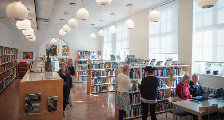 Biblioteket på Per Brahegymnasiet.